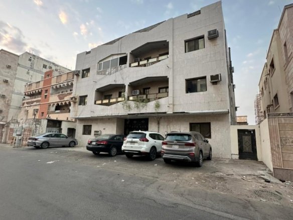 عمارة سكنية هدد في حي البوادي في موقع مميزمساحة ٥٢٥ م