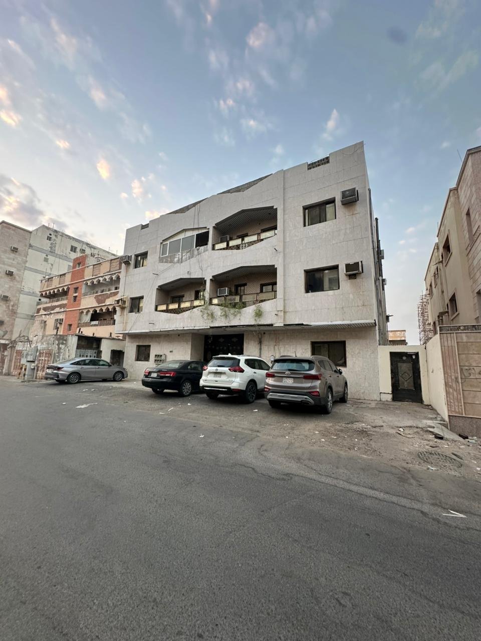 عمارة سكنية هدد في حي البوادي في موقع مميزمساحة ٥٢٥ م