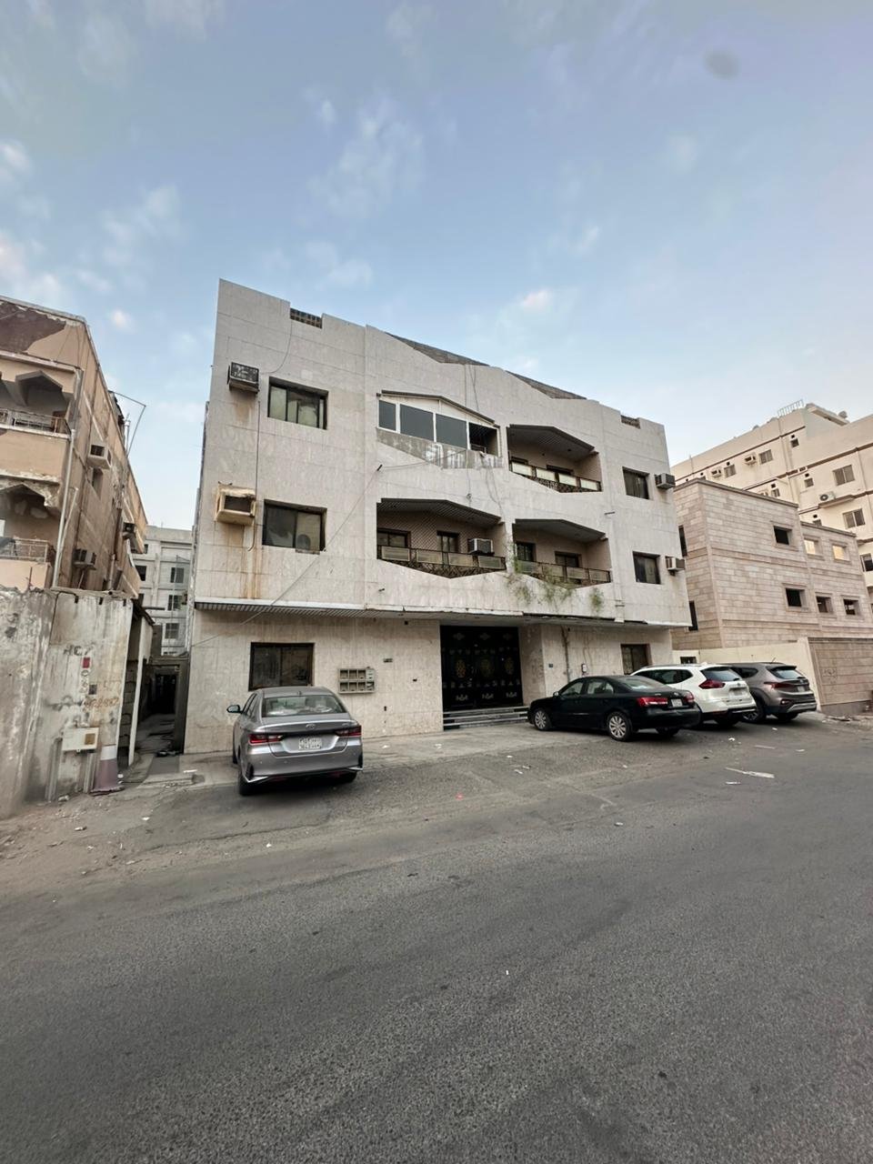 عمارة سكنية هدد في حي البوادي في موقع مميزمساحة ٥٢٥ م