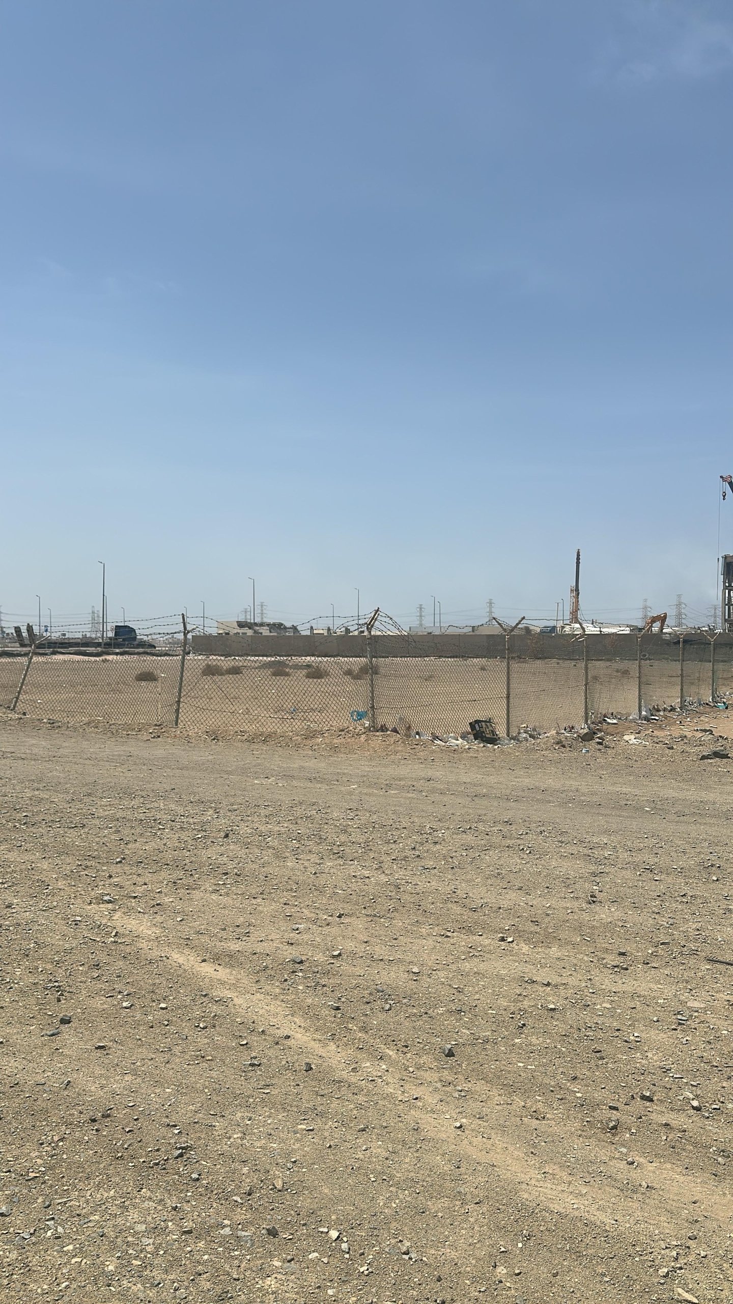 ارض كبيرة ومميزة مساحتها ٩٩٢٣ م ظهيرة شارع ٥٢ التجاري في حي الفروسية