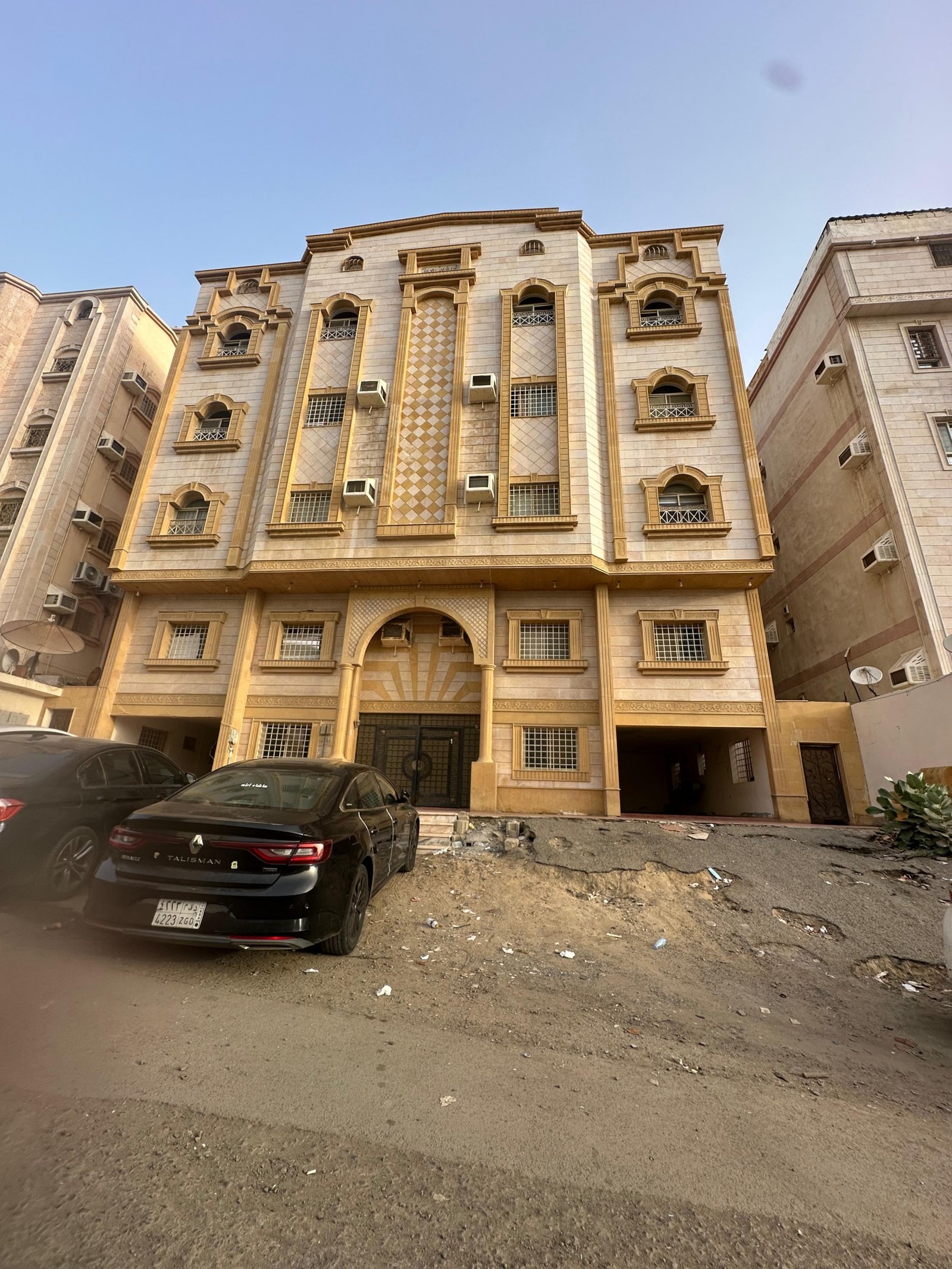 عمارة للبيع في حي السامر مساحة 690 م